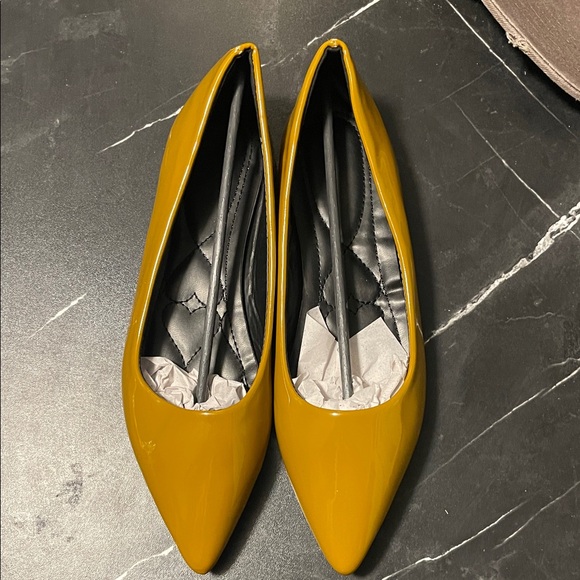 Amazon Essentials Shoes - Amazon Essentials Women’s Pointed Toe Patent Flats in Mustard